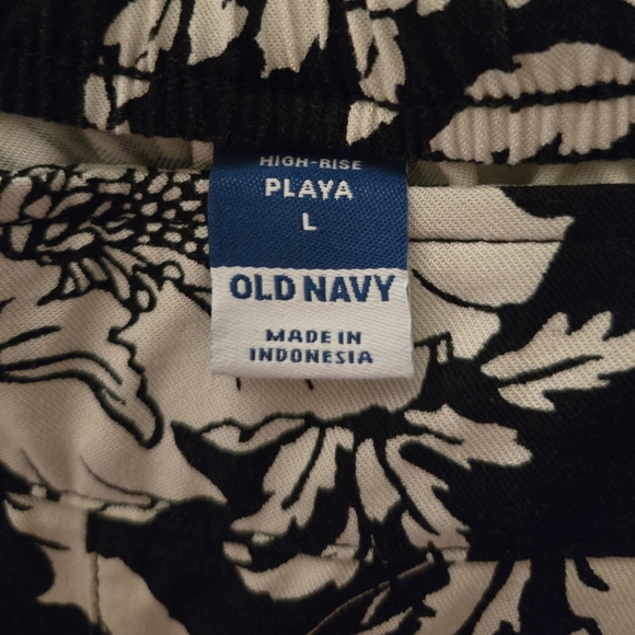 Old Navy Black and White Floral High Waist Shorts - Picture 5 of 6